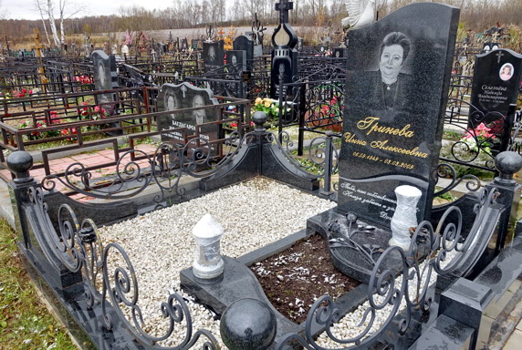 Гранитный памятник с вырезанным из камня голубем