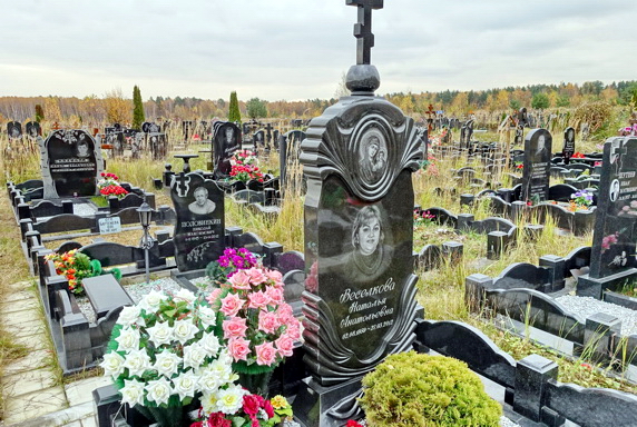 Лицевая часть могильной плиты с декоративными элементами и каноническим изображением
