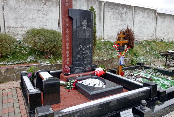 Высокий вертикальный памятник с выгравированными на камне орденами